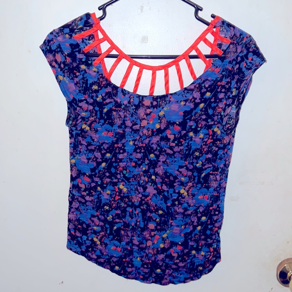 🌞 Kirra top w/multicolored splattered pattern & neon orange cutout neckline